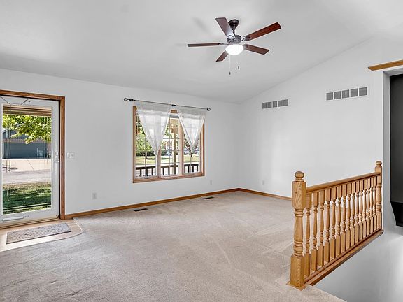 3rd image of 2712 Acacia Ave