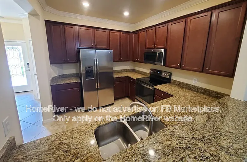 3 bed, 3.0 bath, 1942 sqft, $2,595 — Photo 4