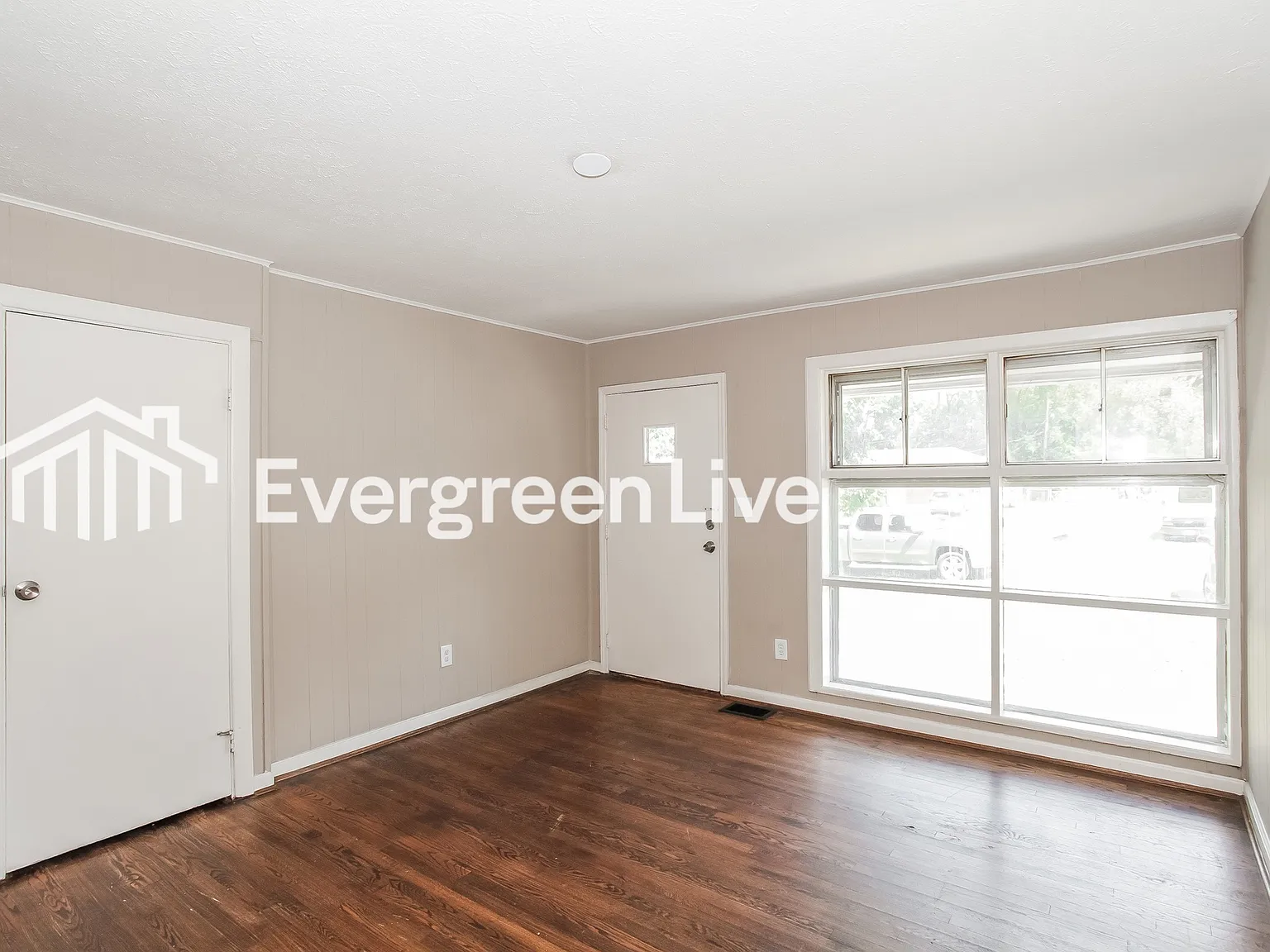 3 bed, 1.0 bath, 918 sqft, $1,445 — Photo 3