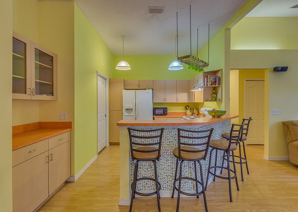 Kitchen w/ Breakfast Bar