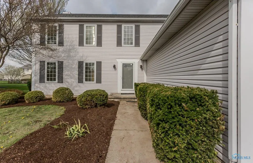 1042 Heritage Ln photo 1