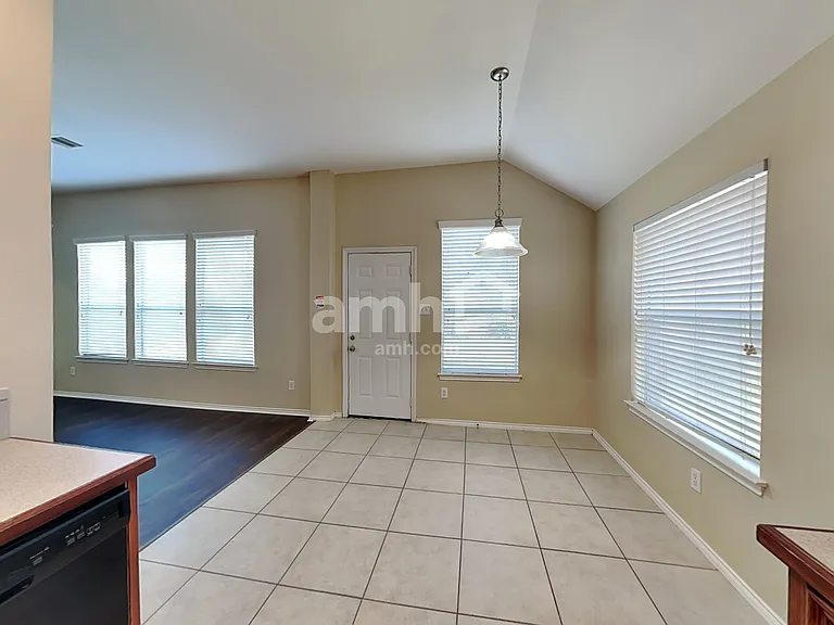 2113 Breezeway Ln — Photo 6