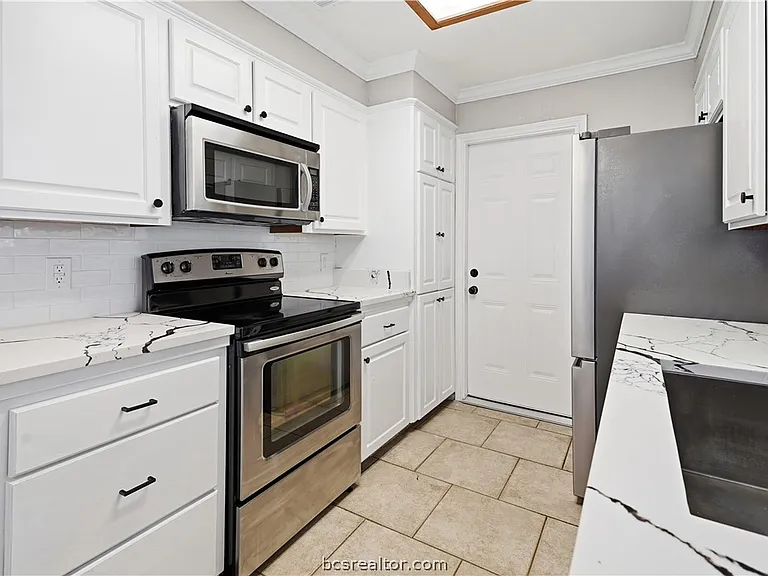 507 Lansing Ct — Photo 9