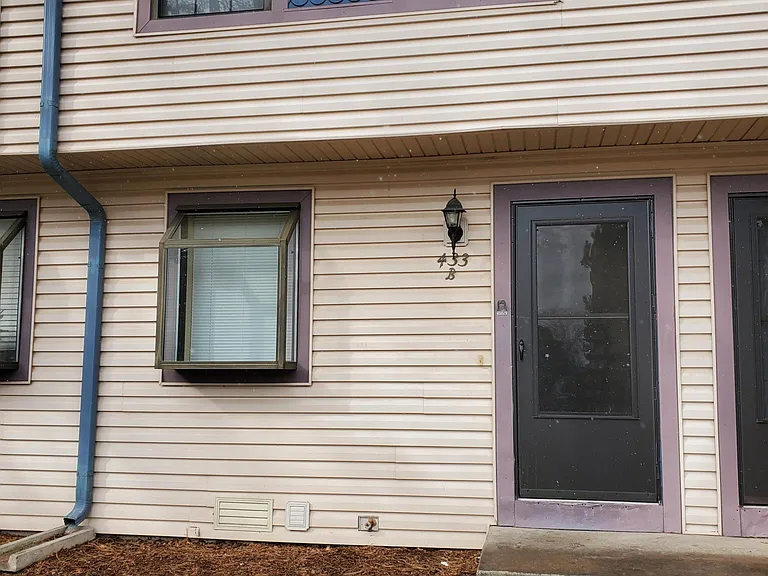 433 S Kittredge St #B — Photo 2