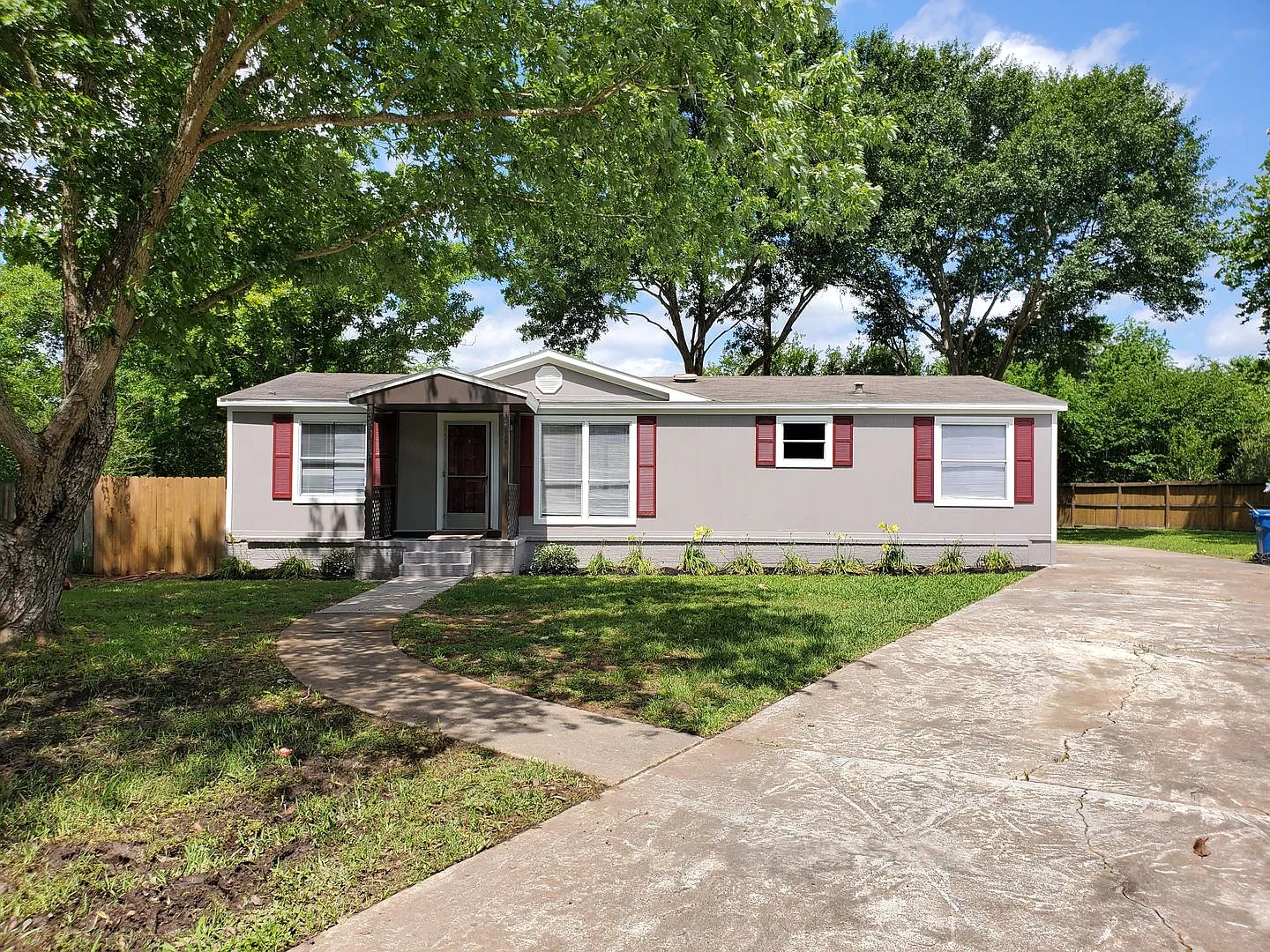 Spacious 3 Bedroom House For Lease In Brookshire — Photo 1