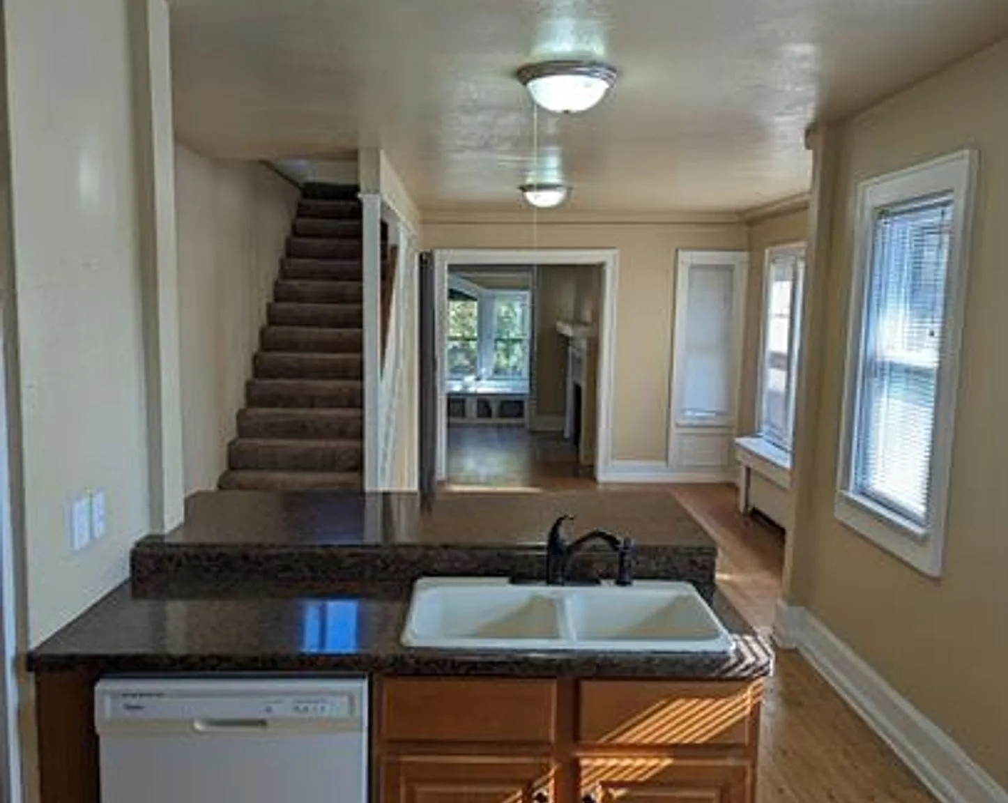 Spacious 5-Bedroom Eastside Apartment Available for June 15th — Photo 2