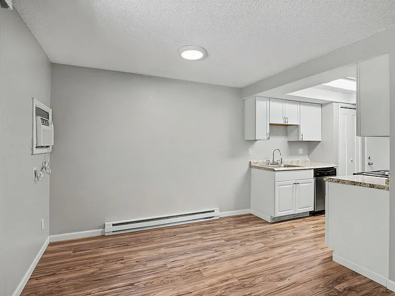 River Court Apartments - Updated Units With A View! — Photo 15