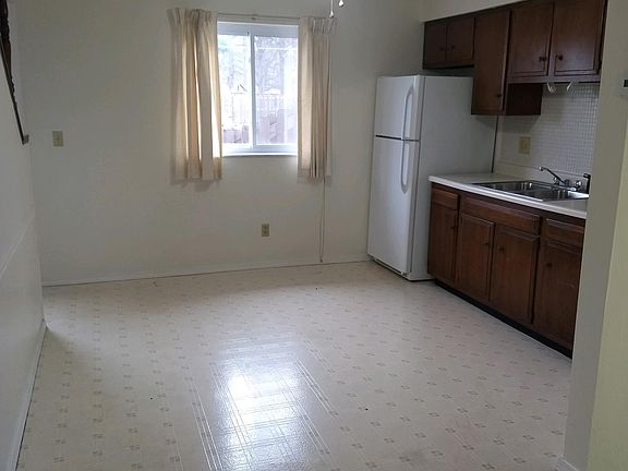2nd image of 904 E Illinois St