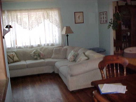 4th image of 905 Hempstead Ave