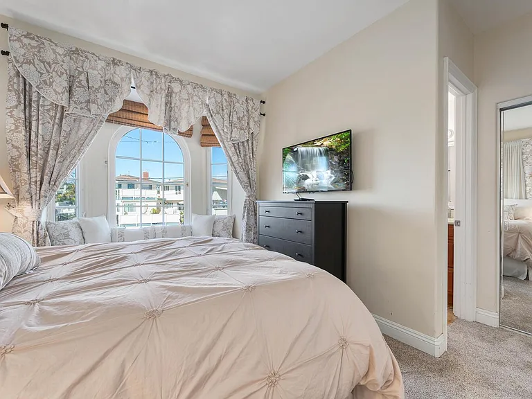 255 La Paloma — Photo 39