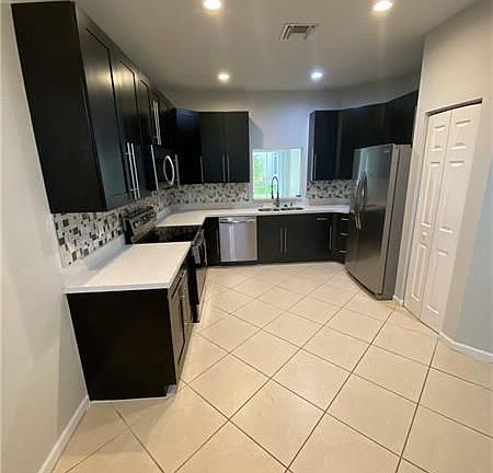 3rd image of 8180 Madison Lakes Cir N