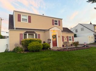 70 Corncrib Ln, Levittown, NY 11756
