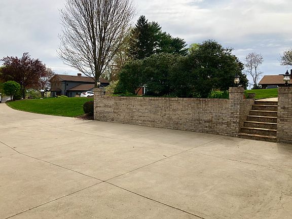 3rd image of 121 Crestview Dr