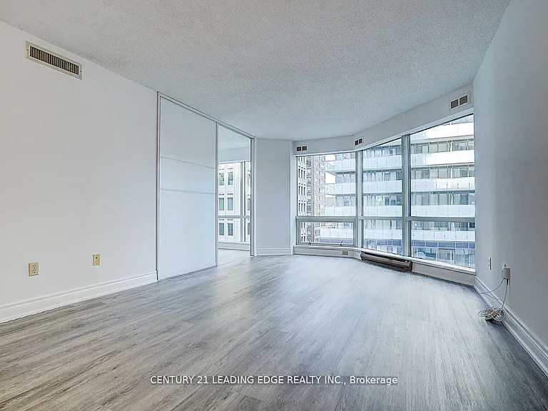 1001 Bay St #514 — Photo 11