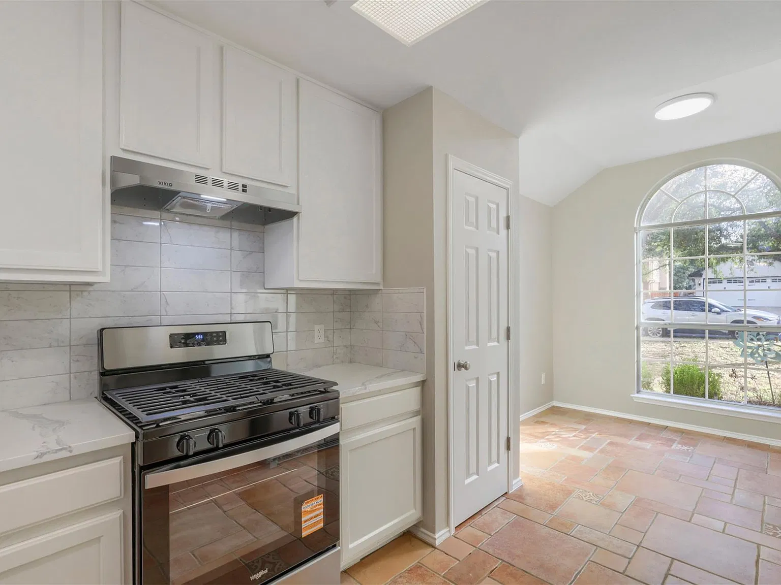 3 bed, 2.5 bath, 1957 sqft, $2,500 — Photo 4