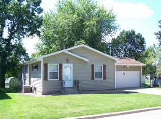 906 E 9th St, Albert Lea, MN 56007