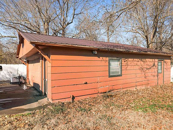 2nd image of 2056 Knob Hill Dr