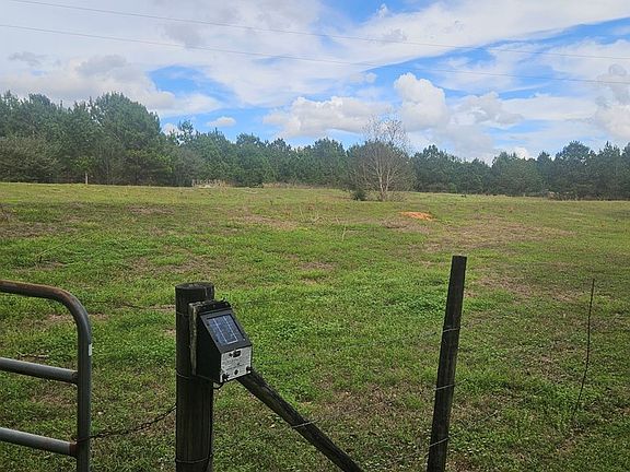 3rd image of 704 County Road 409