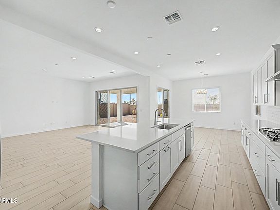 4th image of 20231 W GLENROSA Avenue
