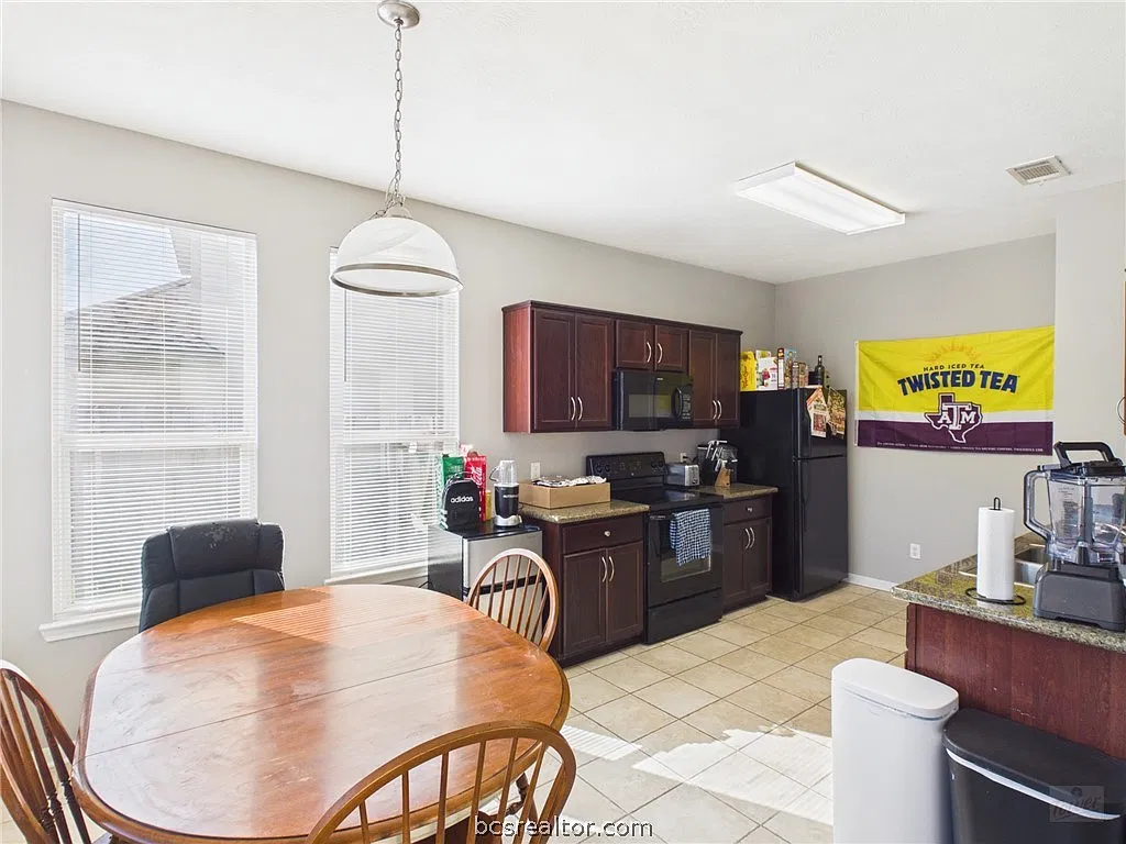 4 bed, 1710 sqft, $2,500 — Photo 4