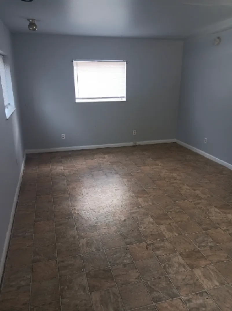 604 W Grand Ave — Photo 2