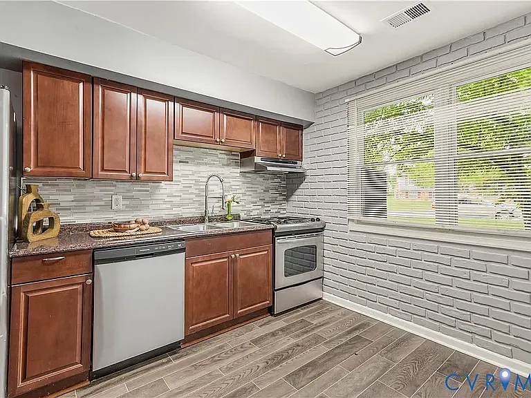 2 bed, 989 sqft, $1,600 — Photo 1
