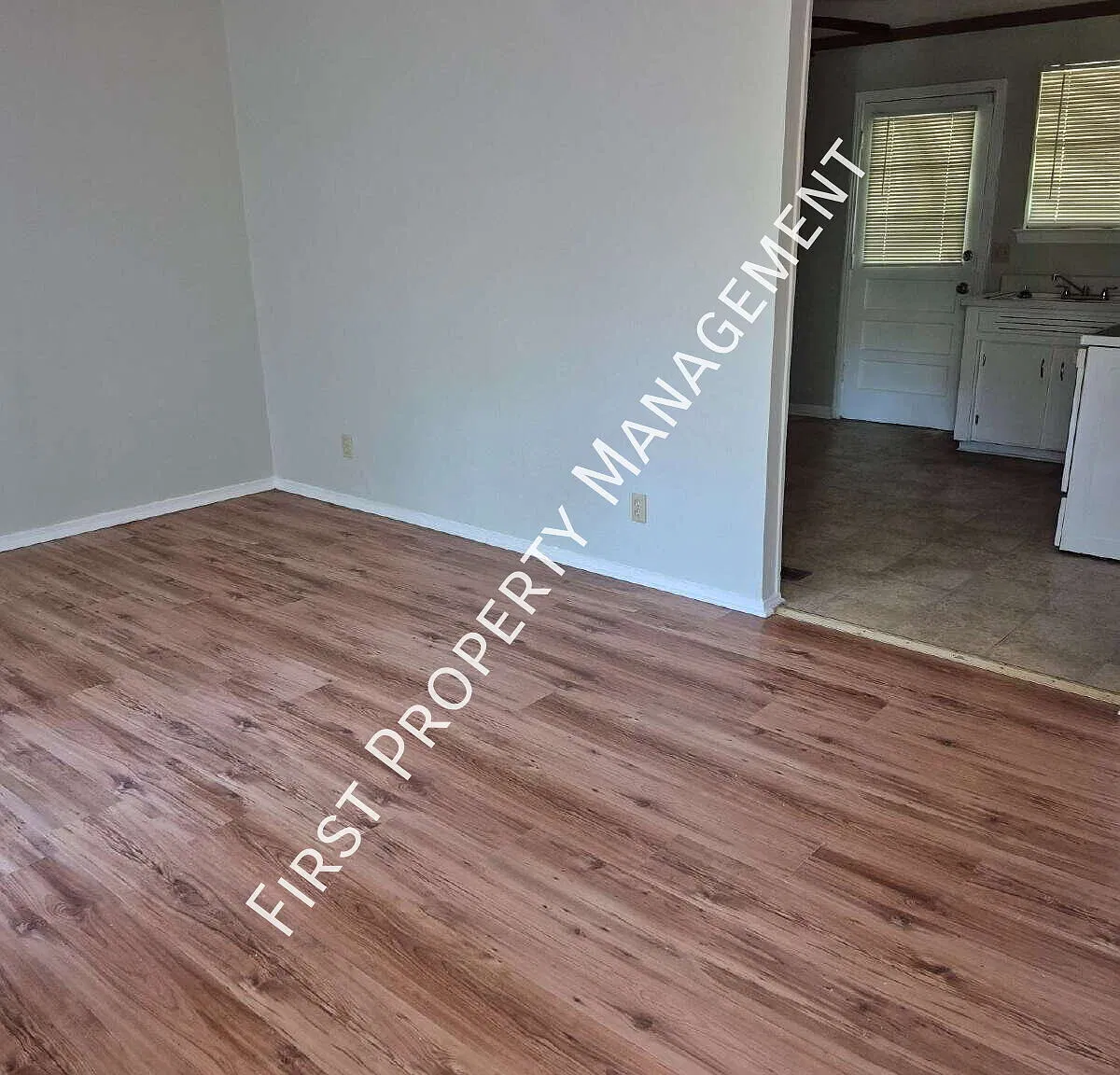 Must See Updated 2 Bedrm 1 Bath — Photo 2