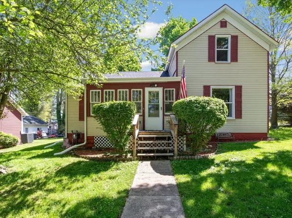 707 S Oak St, Buchanan, MI 49107