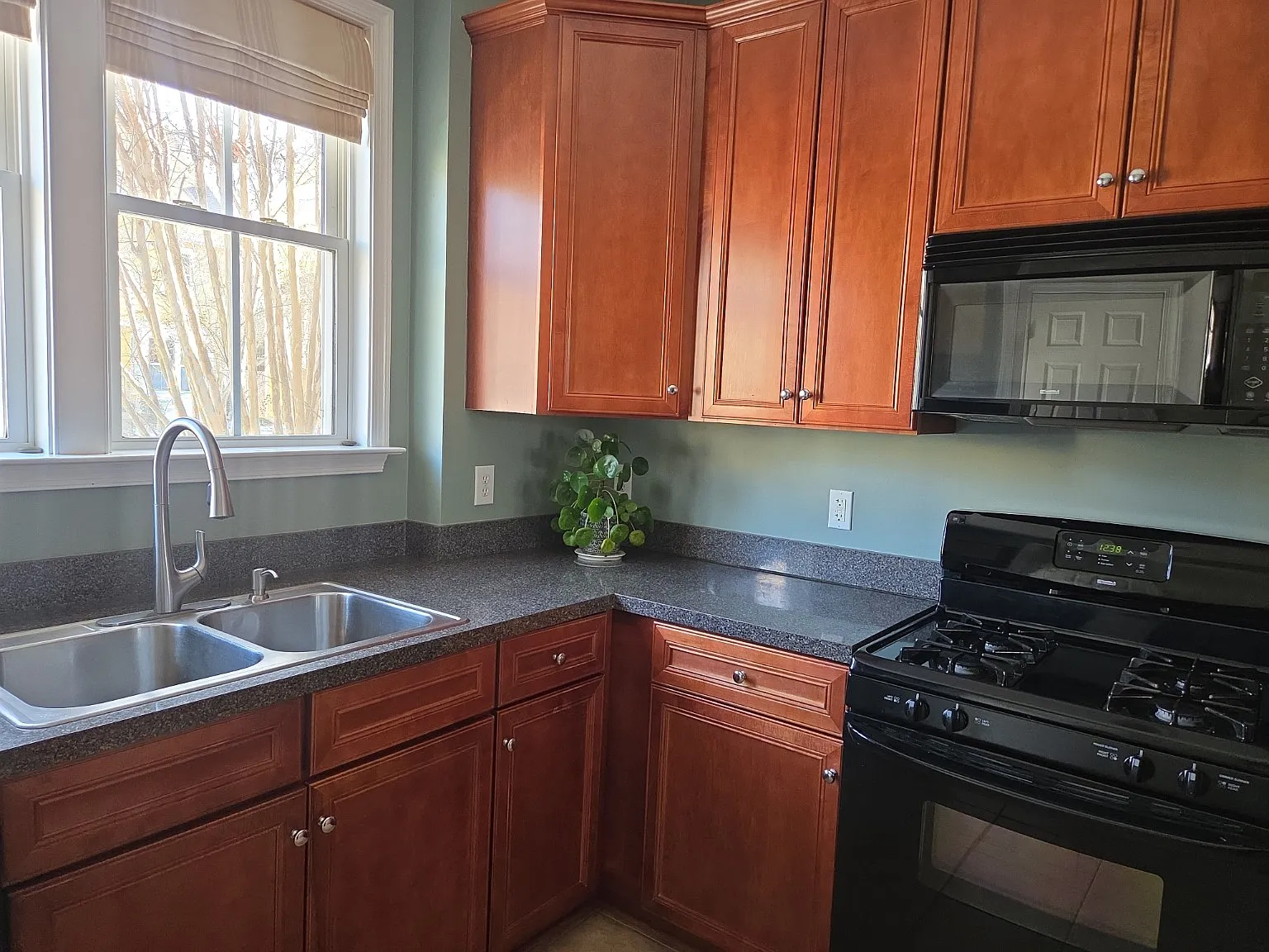 2 bed, 1906 sqft, $2,475 — Photo 2