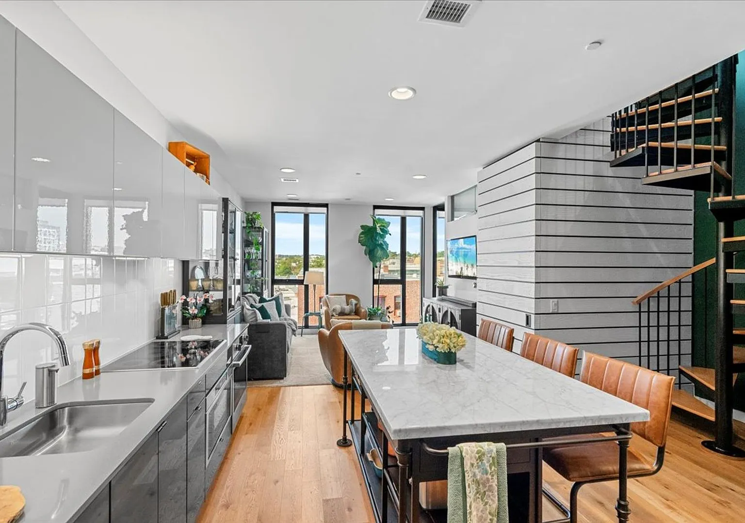 2-Level Penthouse with Private Terrace & Parking! — Photo 2