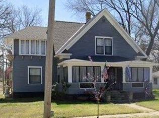 910 Lowry St, Winfield, KS 67156