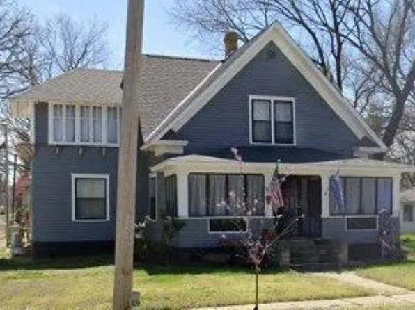 910 Lowry St, Winfield, KS 67156