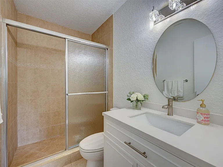 2020 NE 56th St #204 — Photo 14