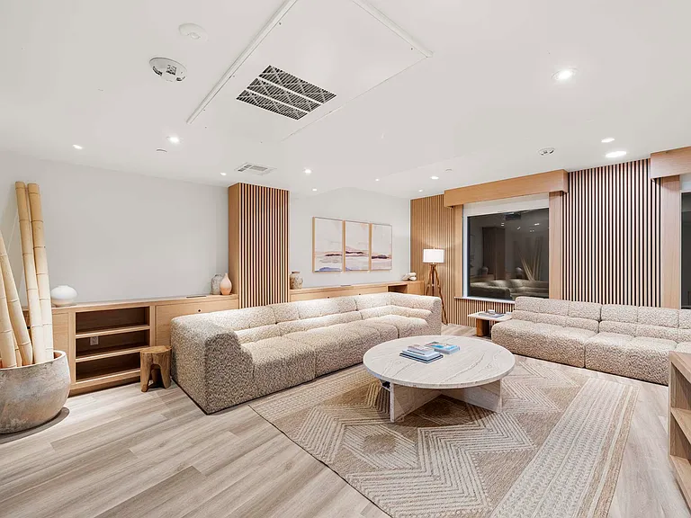 Eddy Redondo Residences — Photo 11
