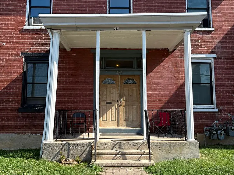 263 E Chestnut St — Photo 4