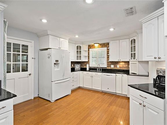 4th image of 9037 Lake Hope Dr