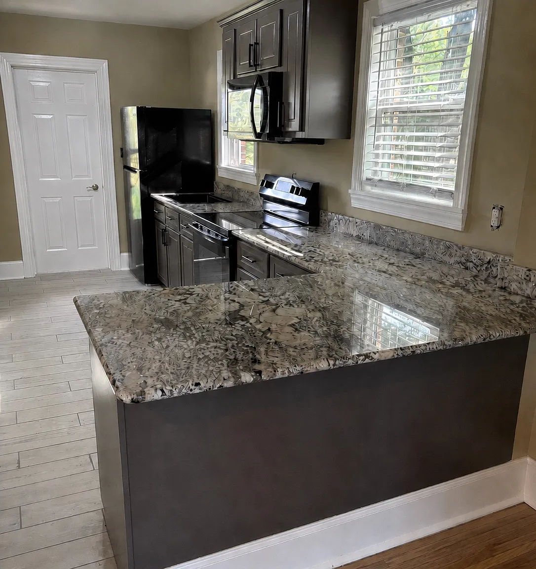 3 bed, 1025 sqft, $2,000 — Photo 4