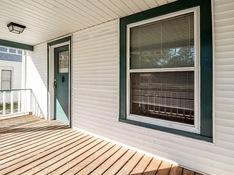 1405 Windsor St — Photo 9