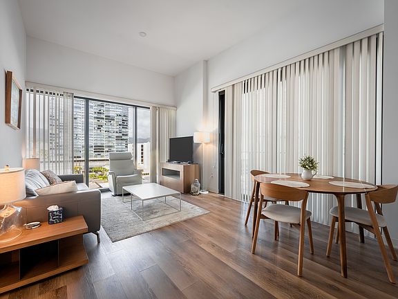 3rd image of 987 Queen St #814