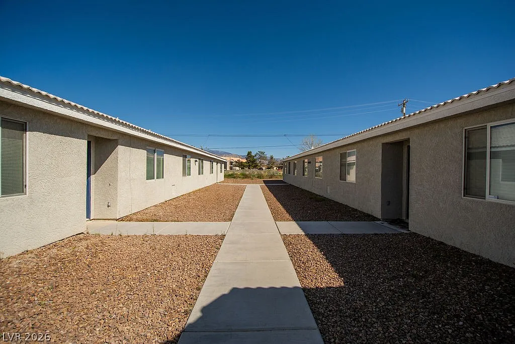 3 bed, 2.0 bath, 2496 sqft, $1,750 — Photo 3
