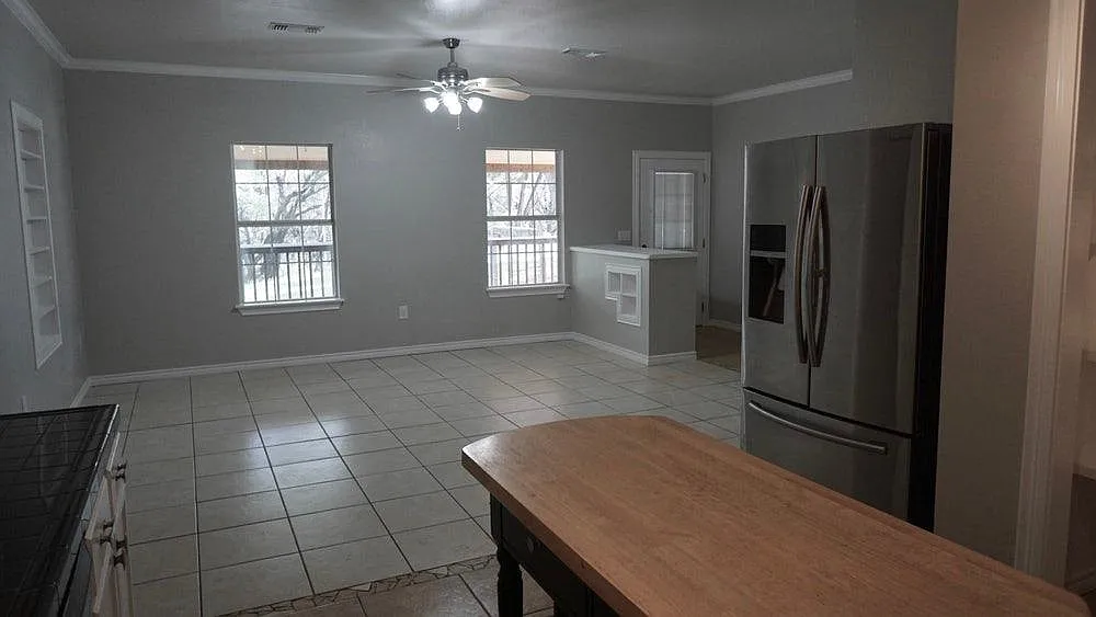 4 bed, 2200 sqft, $2,695 — Photo 2