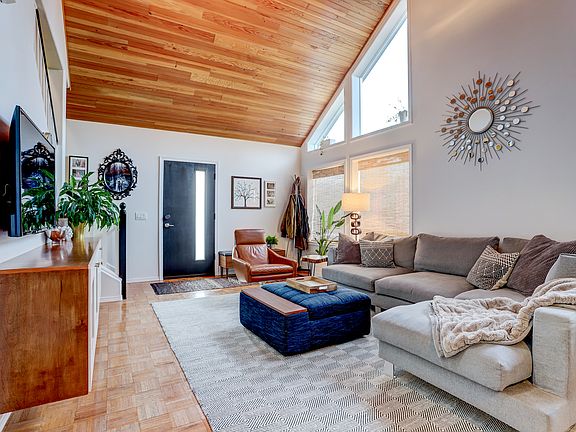 4th image of 204 W 38th St