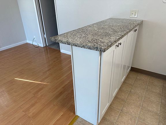 4th image of 1610 Cloverdale Ln #4