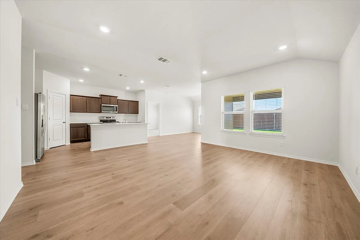 4 bed, 1791 sqft, $2,400 — Photo 2