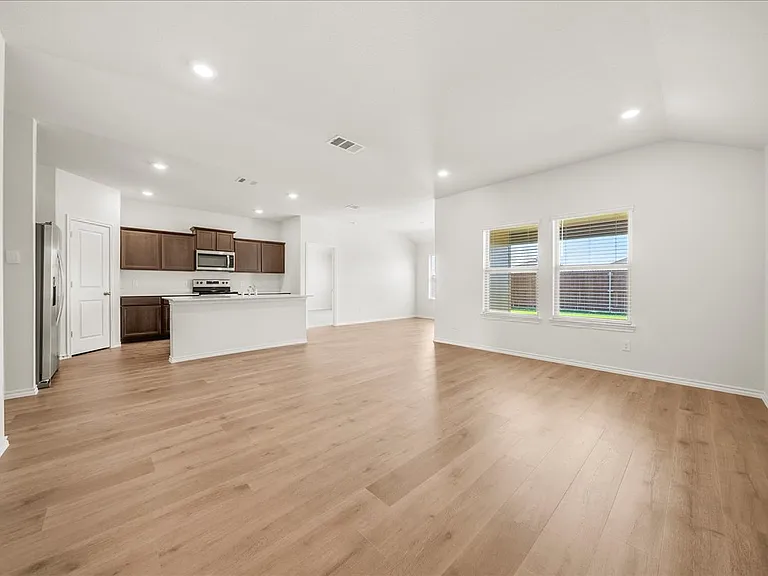 1532 Skyline Dr — Photo 2