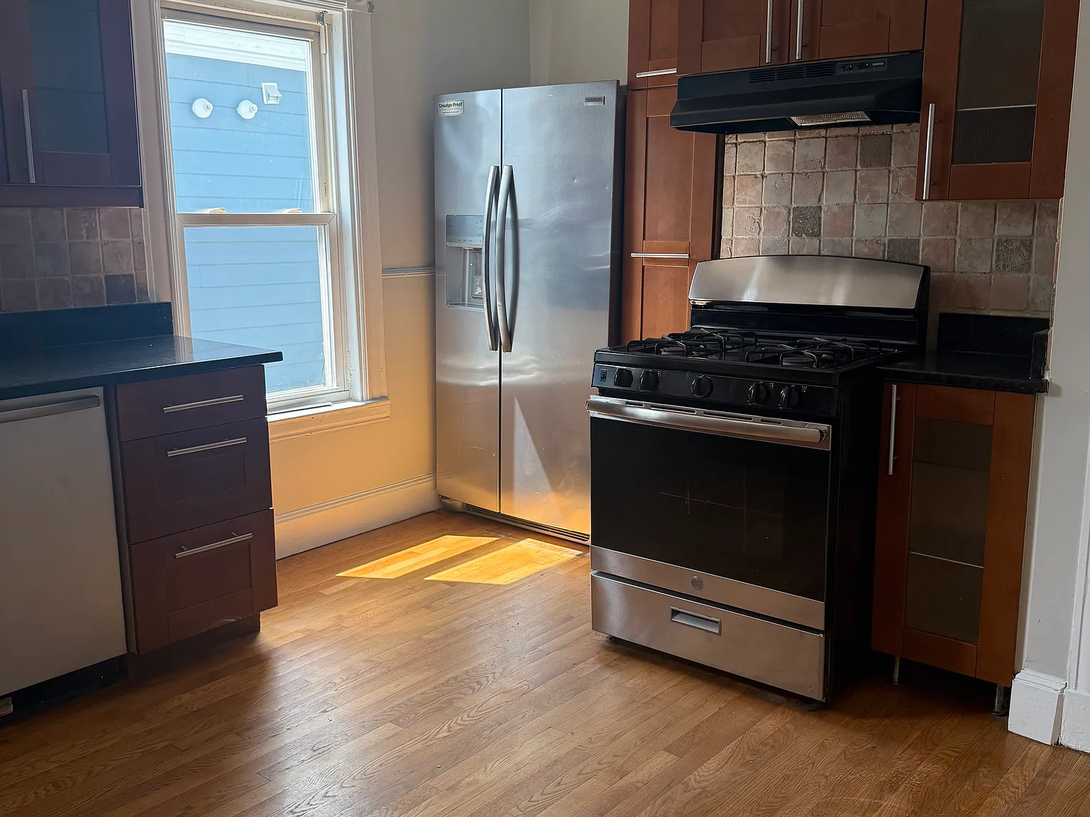 3 bed, 1100 sqft, $3,200 — Photo 2