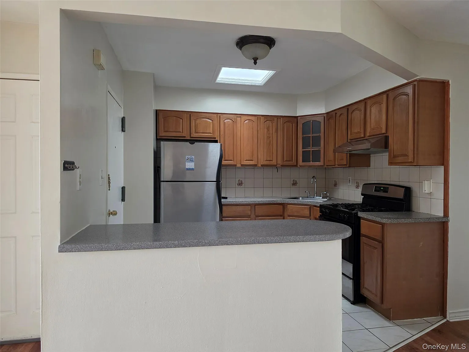 3 bed, 2.0 bath, 1000 sqft, $3,500 — Photo 2