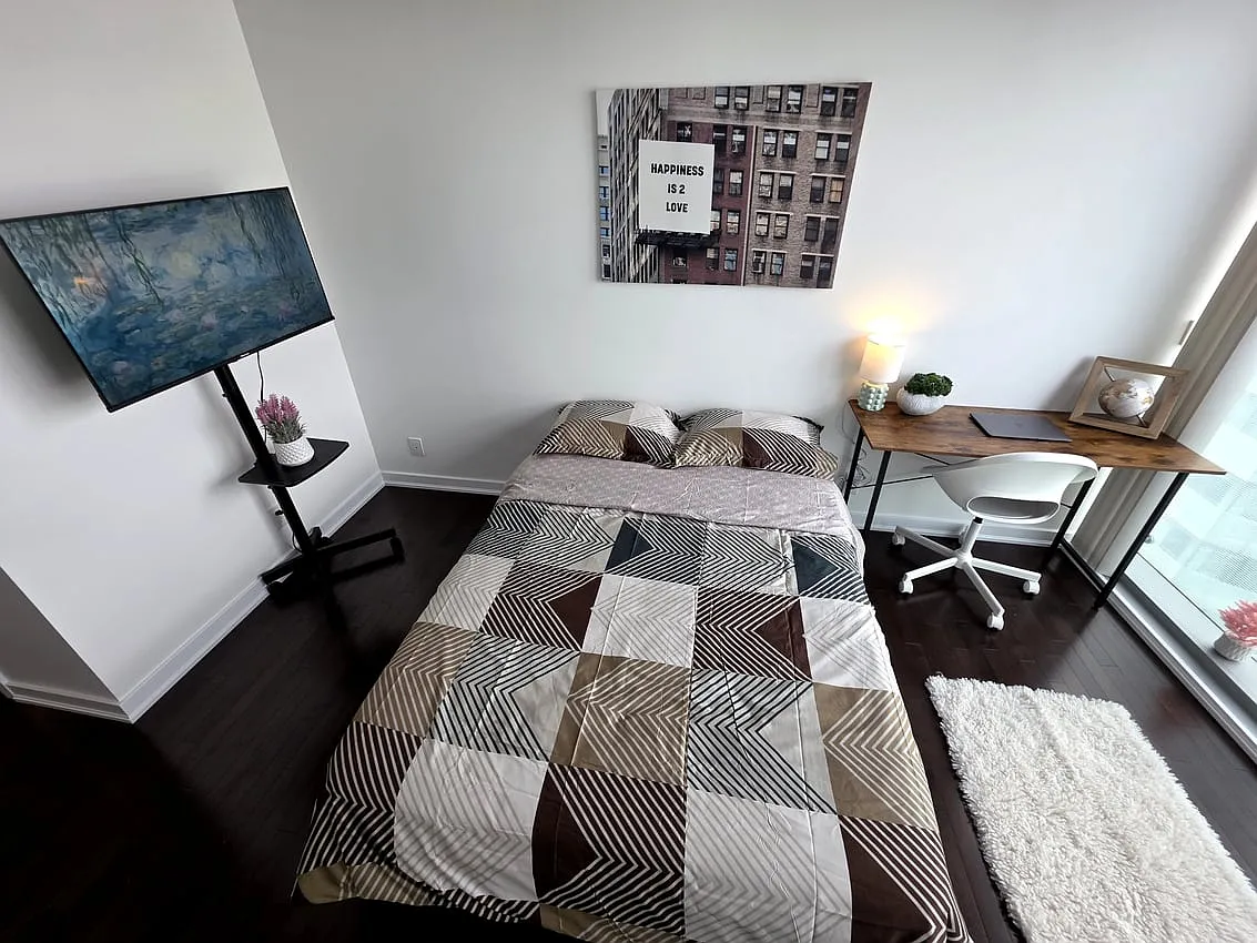 Master Room - York St & Bremner Blvd — Photo 3