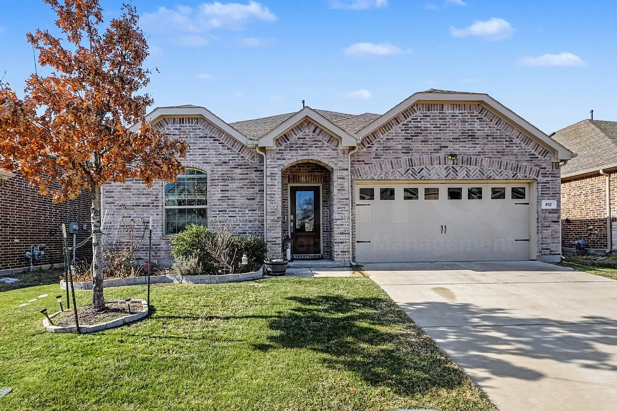 4 bed, 2.0 bath, 1870 sqft, $2,550 — Photo 1
