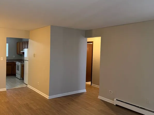 Country Glen, 2296 W Nichols Rd #B, Arlington Heights, IL 60004